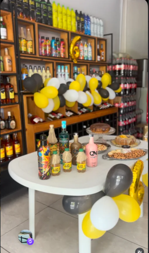 Loja decorada com balões e bebidas expostas