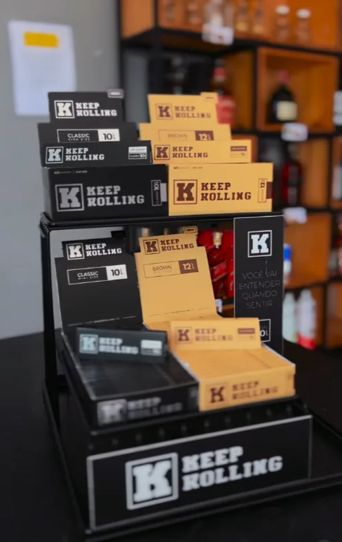 Expositor com produtos Keep Rolling